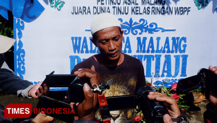 Kaka kandung Hero Tito, Siswanto saat ditemui awak media usai pemakaman jenazah, Jumat (Jumat (4/3/2022). (Foto: Rizky Kurniawan Pratama/TIMES Indonesia)