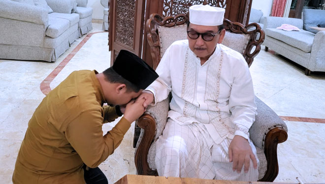 Tyovan Ari Widagdo saat sowan ke KH. Moh. Hasib Wahab Chasbullah Pengasuh Pondok Pesantren (Ponpes) Bahrul Ulum Tambakberas.