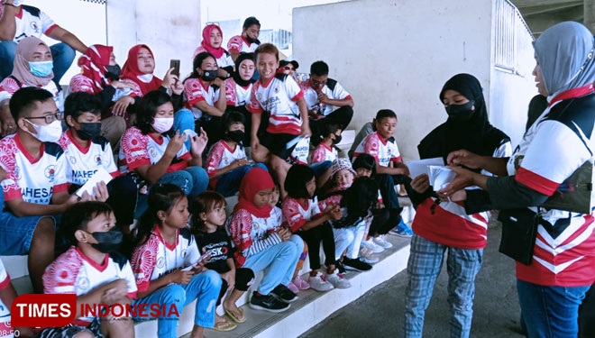 Atlet sepatu roda Gresik saat diberangkatkan menuju Lumajang untuk mengikuti turnamen (Foto: Akmal/TIMES Indonesia).