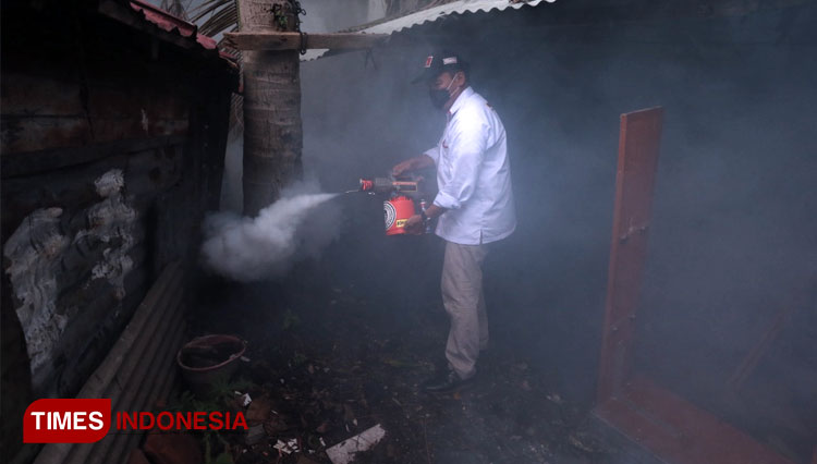 Bambang Haryo Soekartono mengoperasikan alat fogging untuk membunuh bibit nyamuk Aedes aegypti penyebab demam berdarah di Kawasan Jalan Kedung Anyar, Surabaya, Sabtu (5/3/2022). (FOTO: Lely Yuana/TIMES Indonesia) 