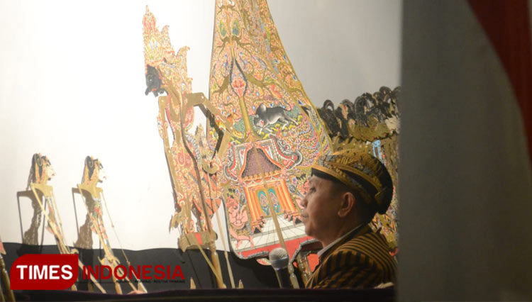 Pagelaran Wayang Kulit bertajuk Ajining Bangsa Saka Luhuring Budaya yang dilaksanakan di Hotel Singhasari Kota Batu, Jumat (4/3/2022). (Aditya Hendra Permana/TIMES Indonesia)