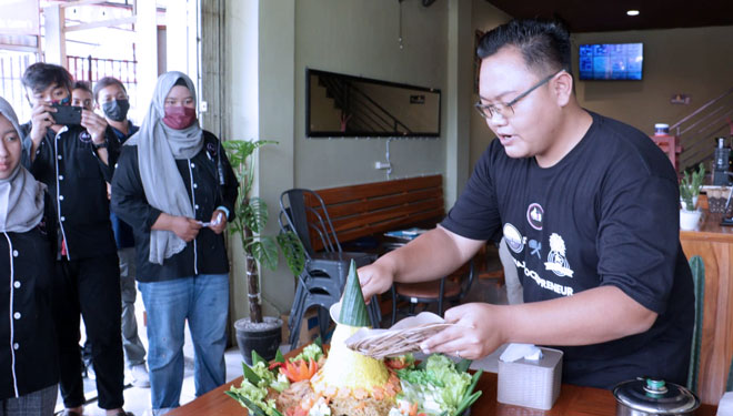 Direktur Imaji Sociopreneur, Moch. Musta’Anul Khusni, S.H saat memotong tumpeng sebagai simbolisasi diresmikannya Imaji Creative Space. (Foto: Imaji Sociopreneur for TIMES Indonesia)