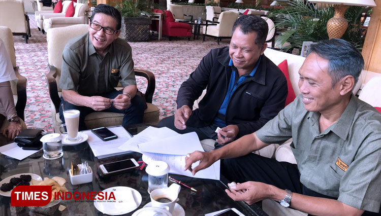 Direktur PT ATM Djoko Ardhityawan dan Direktur CV Cahaya Tani Abadi H Irfan Husaini usai menandatangani kesepakatan kerja sama di Hotel Shangri-La Surabaya, Sabtu (5/3/2022). (FOTO: Lely Yuana/TIMES Indonesia)