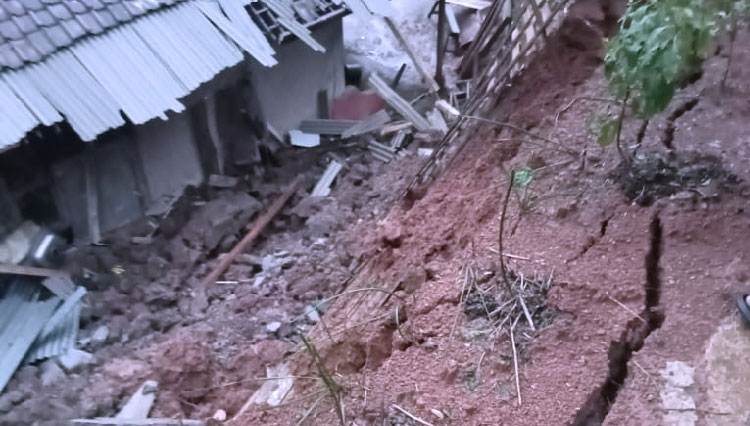 Tanah longsor di Desa Sukadana, Kecamatan Malausma, Kabupaten Majalengka, menimpa rumah warga. (Foto: BPBD Majalengka for TIMES Indonesia)