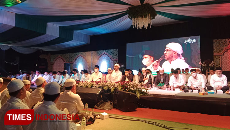 Jajaran pengurus PCNU Kendal bersama Bupati Kendal, Dico M Ganinduto (depan kiri) dan Habib Ali Zaenal abidin (depan kanan) saat memperingati Harlah NU ke-99 di Stadion Kebondalem Kendal, Jumat 4/3/2022 malam. (Foto: Zamroni/TIMES Indonesia)