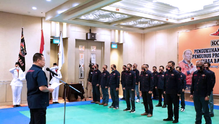 Ketua MPR RI Bambang Soesatyo saat mengukuhkan dan melantik pengurus provinsi KODRAT Jawa Barat, di Bandung, Sabtu (5/3/2022). (foto: PB Kodrat)