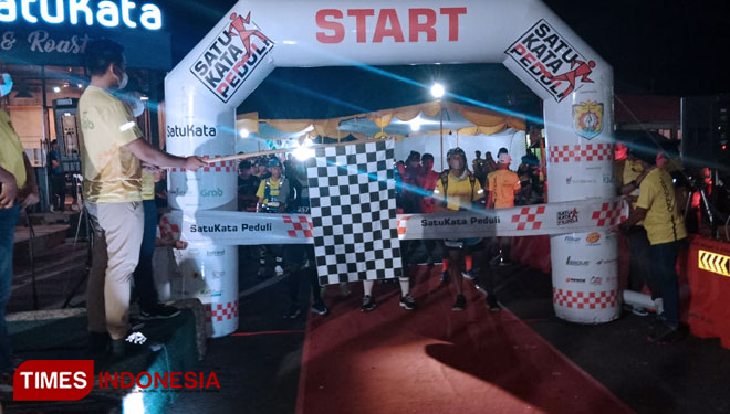 Bupati Kendal, Dico M Ganinduto, saat melepas para runner yang akan menjajaki jalur di Kendal, di halaman Cafe Satu Kata, Jumat (4/3/2022) malam. (Foto: Zamroni/TIMES Indonesia)