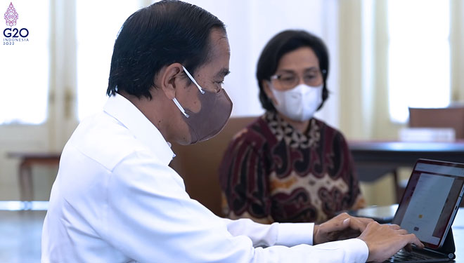 Menkeu Sri Mulyani Indrawati saat mendampingi Presiden Jokowi mengisi SPT Tahunan PPh melalui e-filling. (FOTO: youtube Sekretariat Presiden)