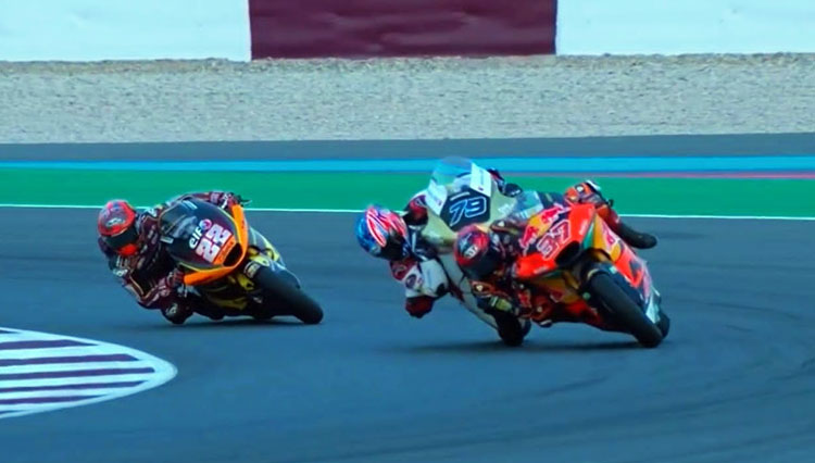 Aksi pembalap pada ajang Moto2 Qatar 2022 di Sirkuit Losail. (Foto: Twitter @MotoGP)