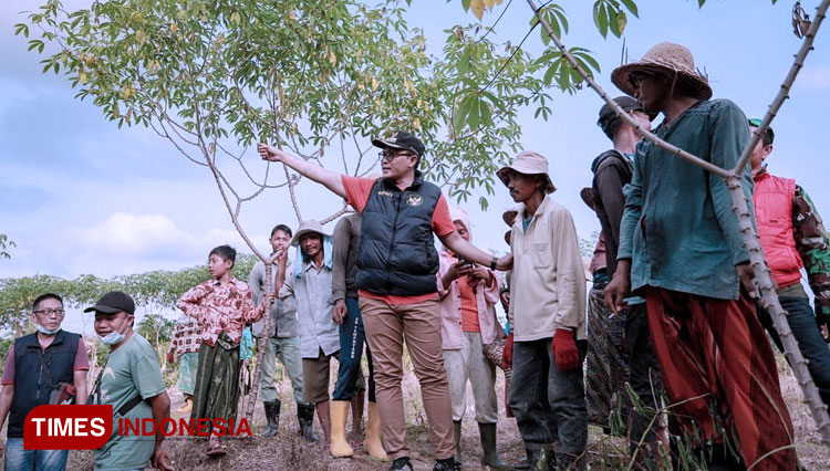 Bupati Pamekasan Pantau Akses Jalan Pegantenan dan Batumarmar