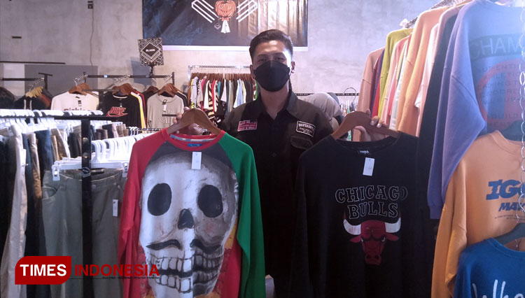 Crewneck-yang-dijual-oleh-tenant-Blank.jpg