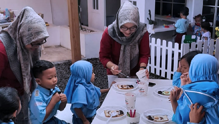 Anak-anak TK di Banyuwangi mengikuti pembelajaran eksternal di Foodpedia Genteng. (FOTO: Laila Yasmin for TIMES Indonesia)