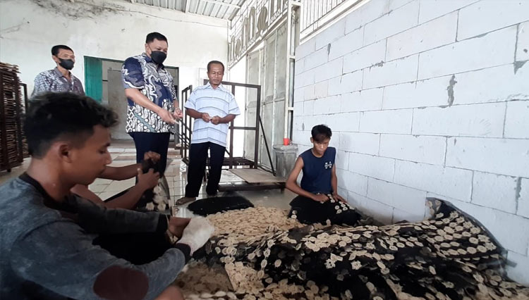 Minyak Goreng Mahal, Pengusaha Kerupuk Gresik Curhat ke Dewan