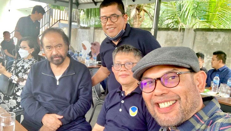 Nasir Djamil mengabadikan pertemuan tak sengaja dengan Surya Paloh, Taufikul Hadi dan Muslim Ayub di salah satu warung kopi di Aceh - (FOTO: dok IG @m.nasirdjamil)