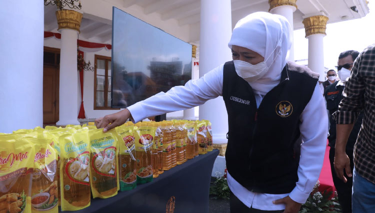 Gubernur Khofifah melepas pendistribusian minyak goreng dari Grahadi ke sejumlah pasar tradisional di Jatim. (Foto: Dok. Humas Pemprov Jatim) 