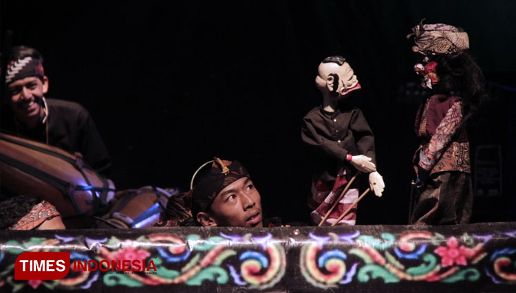 Cevi-Whiesa-Manunggaling-Hurip-mementaskan-wayang-golek-semi-modern.jpg