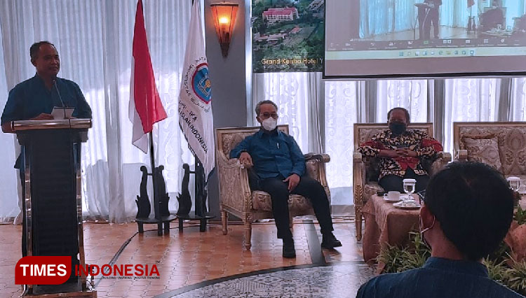 Sekda Sleman Harda Kiswaya saat menyampaikan pidato dalam acara Talk Show bertema Optimalisasi Peran Alumni UII Sleman Dalam Menyongsong Tantangan Era Digital. (FOTO: Fajar Rianto/TIMES Indonesia)