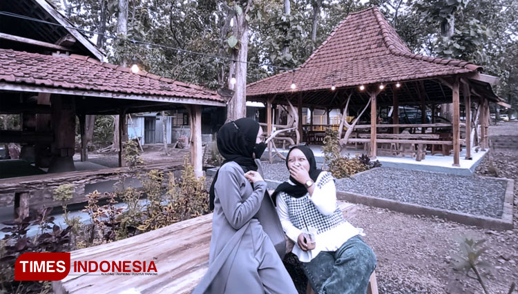 Suasana asri di pinggir hutan jati Dungus, Madiun, ditambah lokasinya bernuansa klasik menjadikan Kahuti Q 325 cocok sebagai tempat ngopi bersama kerabat, relasi dan keluarga Anda. (FOTO: Kahuti for TIMES Indonesia)