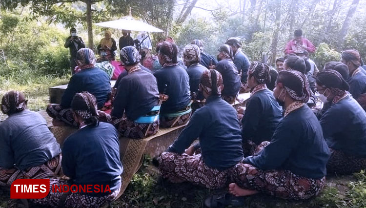 Suasana-prosesi-labuhan-oleh-Abdi-Dalem-Keraton-Ngayogyakarta-Hadiningrat-3.jpg