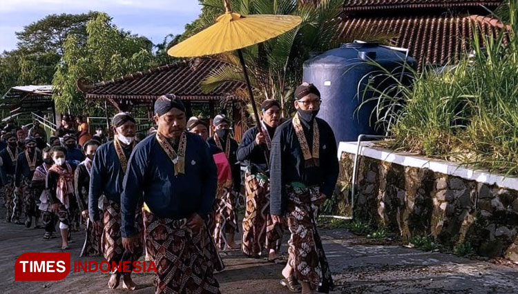 Suasana prosesi labuhan oleh Abdi Dalem Keraton Ngayogyakarta Hadiningrat ketika naik menuju Sri Manganti lereng Gunung Merapi. (FOTO: Fajar Rianto/TIMES Indonesia)