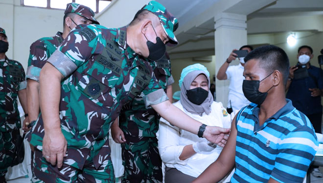 Kasad Jenderal TNI Dudung Abdurachman, meninjau pelaksanaan vaksinasi gotong-royong sebanyak 1000 vaksin, di Balai Prajurit Bekangdam II/ Sriwijaya, Palembang, Senin (7/3/2022). (foto: Puspenad)