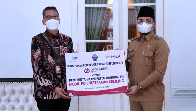 Busrul Iman Serahkan CSR Bank Jatim Peduli ke Pemkab Bangkalan - TIMES