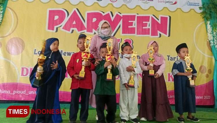 Ketua Prodi PIAUD Unisla, Tawaduddin Nawafilaty berfoto bersama para pemenang lomba tahfidz di Auditorium Pascasarjana Unisla, Selasa (8/3/2022). (FOTO: AJP TIMES Indonesia)