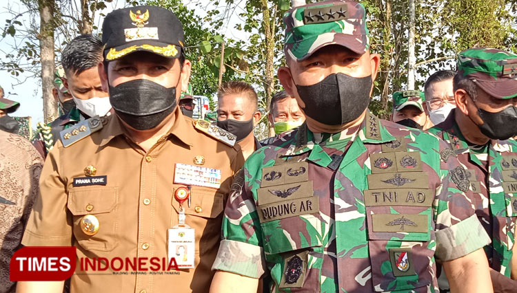 Kepala Staf TNI Angkatan Darat (KSAD) Jenderal TNI Dudung Abdurachman bersama Wali Kota Lubuklinggau, H SN Prana Putra Sohe. (Foto: Ali Akbar Saukani/TIMES Indonesia)