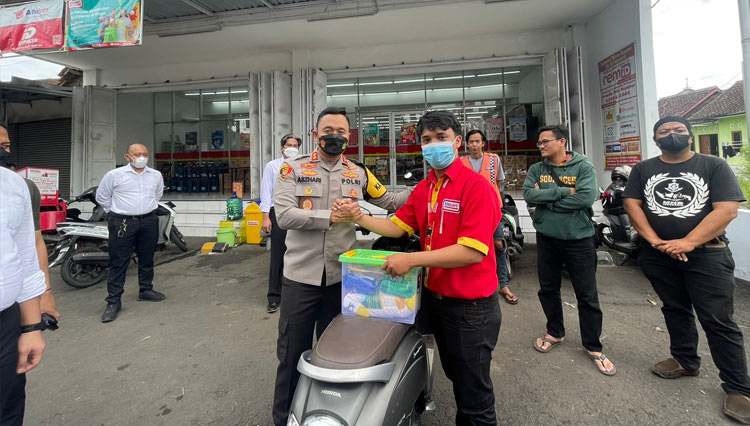 Kapolres Tasikmalaya Kota AKBP Aszhari Kurniawan, SH., S.I.K., M.Si., yang didampingi Kasat Reskrim AKP Agung Tri Poerbowo, S.I.K., menyerahkan sepeda motor Honda Scoopy hasil pengungkapan Operasi Jaran Lodaya 2022. (Dok. Humas Polres Tasikmalaya)