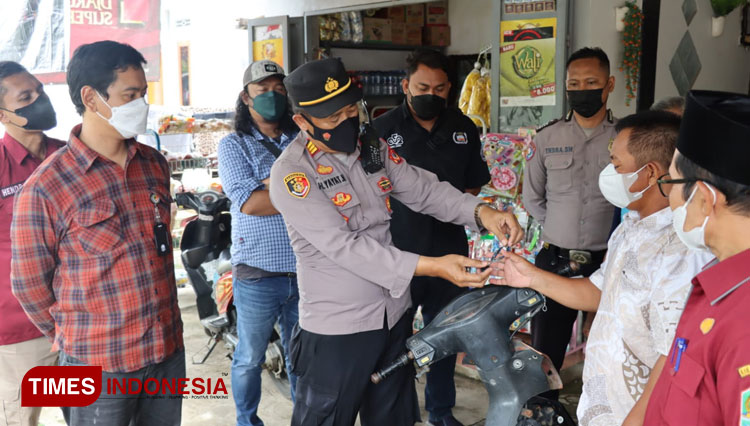 Polres Majalengka mengembalikan barang bukti sepeda motor curanmor kepada pemiliknya. (Foto: Humas Polres Majalengka for TIMES Indonesia)
