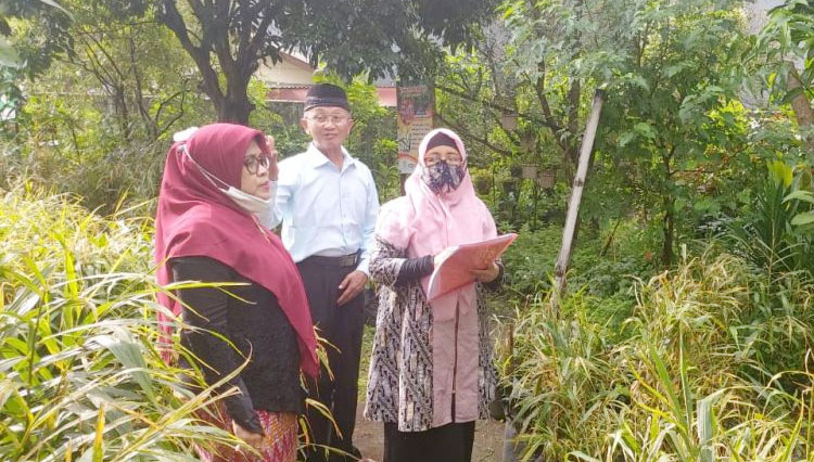 Dr.Dra. Ari Hayati, MP. dan Dr.Nour Athiroh AS.,SSi.,Mkes Dosen Biologi FMIPA Unisma Malang melakukan penelitian di  Griya Jamu Siti Ara. (FOTO: AJP TIMES Indonesia)