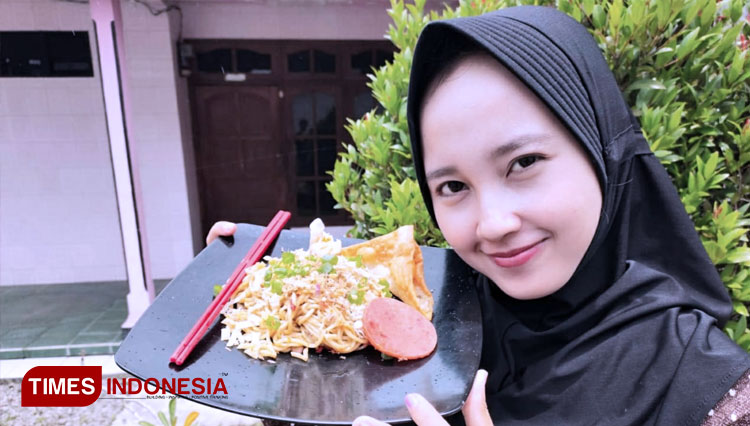 Edo-bersama-mitra-yang-menjual-mie-kekinian-di-Pilangkenceng-2.jpg