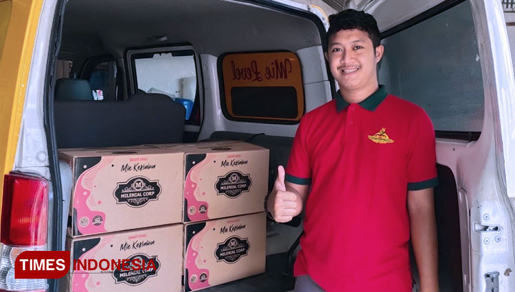 Edo-bersama-mitra-yang-menjual-mie-kekinian-di-Pilangkenceng-3.jpg