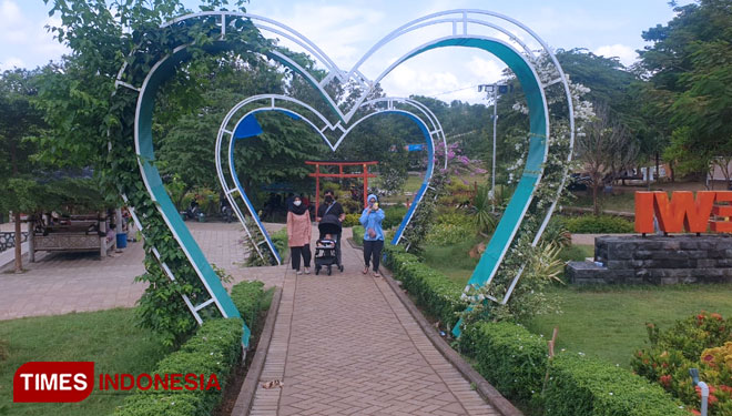 The visitors enjoying their time at Wisata Alam Gosari, Gresik. (Photo: Akmal/TIMES Indonesia).