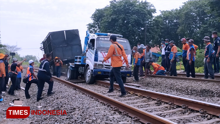 Proses-evakuasi-truk-yang-terlibat-kecelakaan-dengan-kereta-api-ekonomi-relasi-Cepu-Surabaya-Pasarturi-2.jpg
