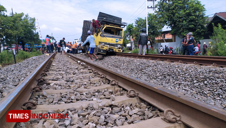 Proses evakuasi truk yang terlibat kecelakaan dengan kereta api ekonomi relasi Cepu-Surabaya Pasarturi, di perlintasan sebelah barat Terminal Lamongan, Rabu (9/3/2022). (FOTO: MFA Rohmatillah/ TIMES Indonesia)