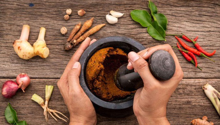 Membersihkan cobek batu bukan hanya sekadar membilasnya dengan sabun. (Foto: Shutterstock)