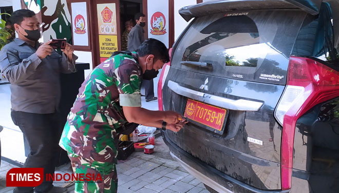 Anggota TNI melepas plat nomor yang terpasang di mobil yang digunakan oleh seorang pengacara bernama Basori, di kantor Garnisun Lamongan, Kamis (10/3/2022). (FOTO: MFA Rohmatillah/ TIMES Indonesia)