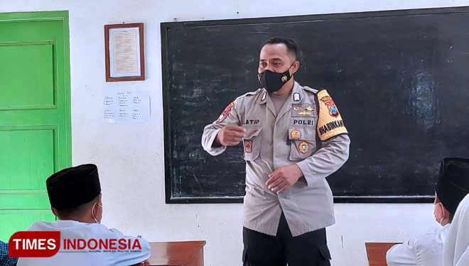Inspiratif, Pak Bhabin di Pacitan Jadi Guru dan Bagikan Paket Alat Tulis