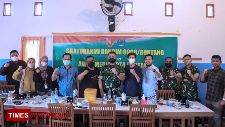 A: Pengurus PWI Bontang bersama Dandim 0908 Bontang, Letkol Arh Choirul Huda saat gelar Silaturahmi. (Foto: Kusnadi/TIMES Indonesia)