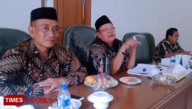 Anggota DPR RI Dedi Wahidi menmui puluhan kuwu atau kepala desa di Kabupaten Indramayu, Jawa Barat, Rabu (9/3/2022). Pertemuan digelar dalam rangka sosialisasi program-program bantuan dari kementerian yang menjadi mitra Komisi V DPR RI. (Foto: Nurhid