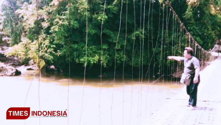 Kondisi jembatan gantung anyaman bambu penghubung Desa Cijulang ke Batukaras yang sekarang akan direnovasi. (FOTO: Syamsul Ma'arif/TIMES Indonesia)