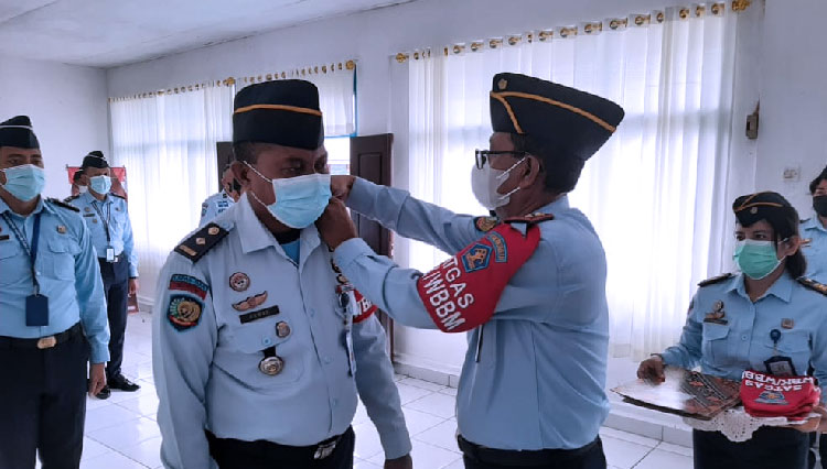 Kepala Lapas Baa, Daniel Saekoko saat mengukuhkan Tim Salasa Tim Kerja Pembangunan Zona Integritas menuju Menuju Wilayah Bebas Dari Korupsi Tahun 2022 di Lapas Kelas III Baa, NTT, Selasa (8/3/2022). (foto: dok Lapas Baa)