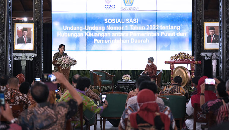 Menkeu saat memberikan sambutan pada Kick Off Sosialisasi UU HKPD di Demak. (FOTO: dok. Kemenkeu)