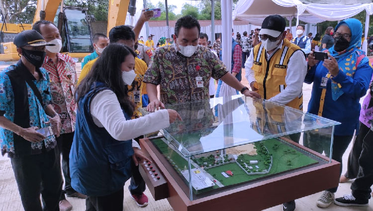 Bupati Blora Arief Rohman (tengah) melihat maket bangunan TPA di Temurejo Blora. (Foto: Firmansyah/TIMES Indonesia)