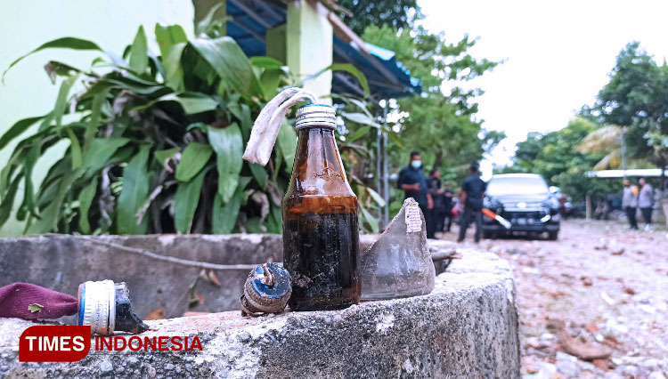 Ditemukan sebuah bom molotov di lokasi bentrok dua perguruan silat di Banyuwangi. (FOTO: Agung Sedana/ TIMES Indonesia)