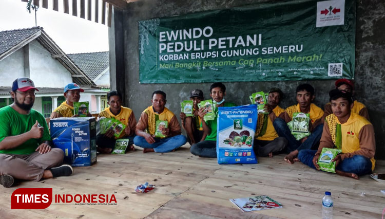 Deputy Managing Director EWINDO, Afrizal Gindow didampingi Commercial Director EWINDO Ganesh Pramugar Satyagraha foto bersama warga terdampak erupsi Gunung Semeru - (FOTO: EWINDO For TIMES Indonesia)