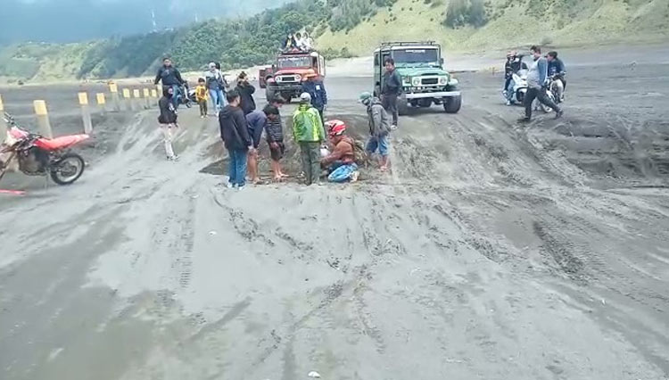 Ngebut di Laut Pasir Bromo, Cewek Pasuruan Terpelanting