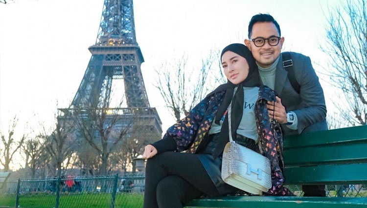 Juragan 99 dan istrinya saat jalan-jalan ke Paris. (FOTO: Instagram Juragan 99)