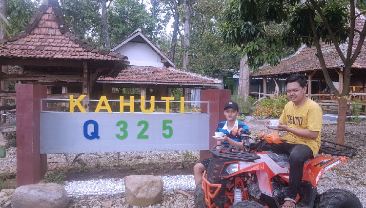 Kedai kopi Kahuti Q 325 di pinggir hutan jati Dungus Madiun menyajikan sensasi ngopi dengan suasana syahdu ditambah bisa menikmati alam naik ATV. (Foto: Kahuti for TIMES Indonesia)